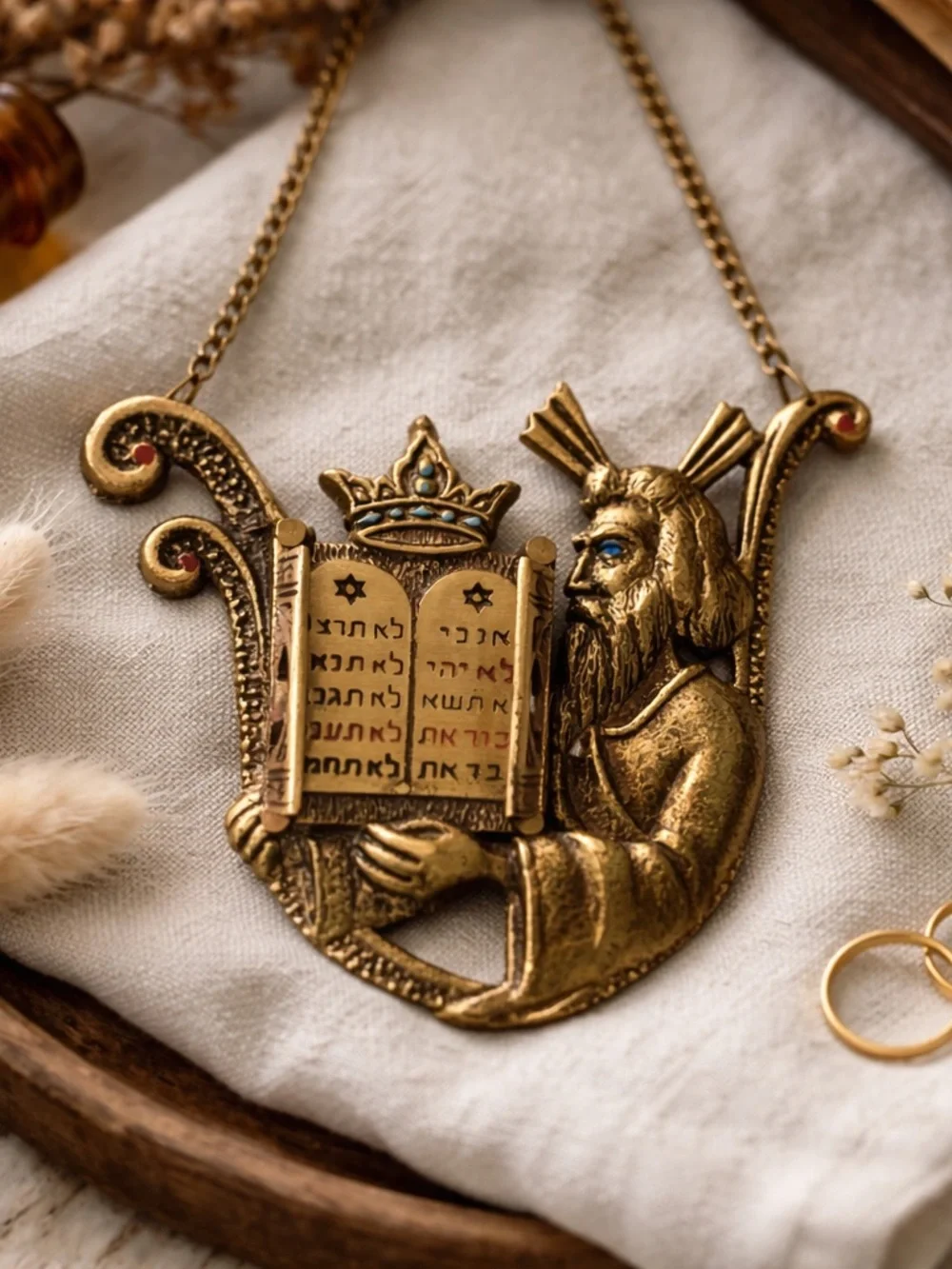This  vintage wall hanging / decorative plaque